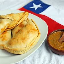 empanada à côté d'un drapeau du Chili