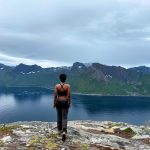 Vue panoramique sur les montagnes abruptes de Senja
