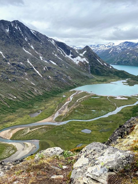 Vue sur le lac Gjende et l’Øvre Leirungen
