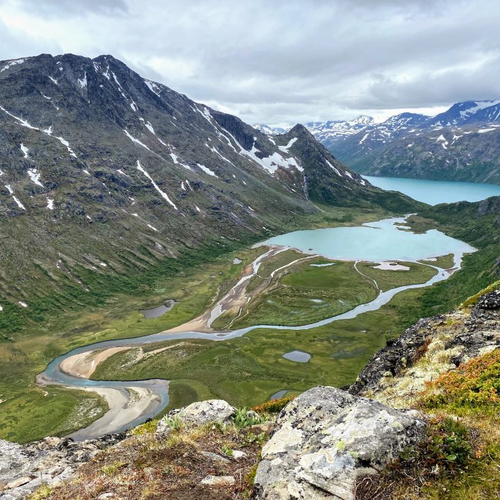 Vue sur le lac Gjende et l’Øvre Leirungen